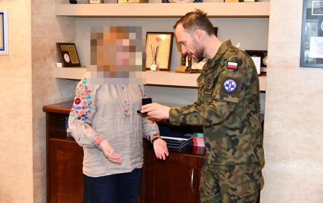 Pułkownik, Komendant Artur Bachta wręcza coina podczas spotkania gościa z Ukrainy Dyrekcją WIM-PIB (spotkanie w sprawie 