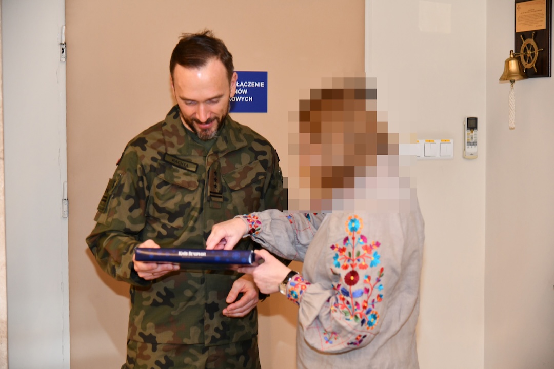Pułkownik, Komendant Artur Bachta otrzymuje książkę podczas spotkania gościa z Ukrainy z Dyrekcją WIM-PIB (spotkanie w sprawie 