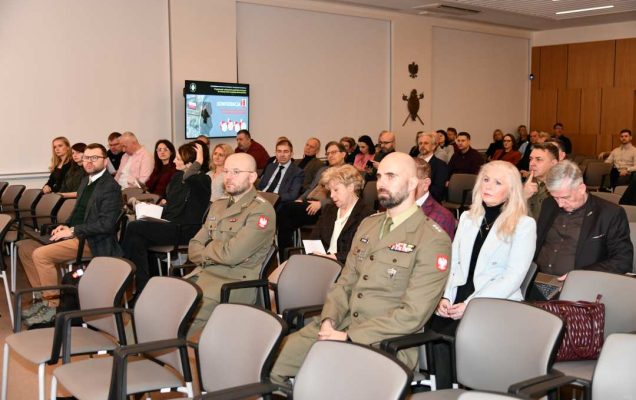 Uczestnicy konferencji siedzący na auli WIM.