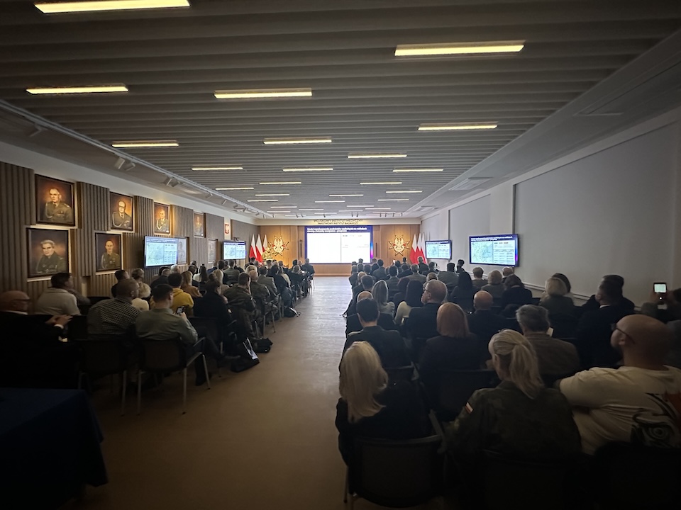 Ujęcie z tyłu sali uczestników konferencji.