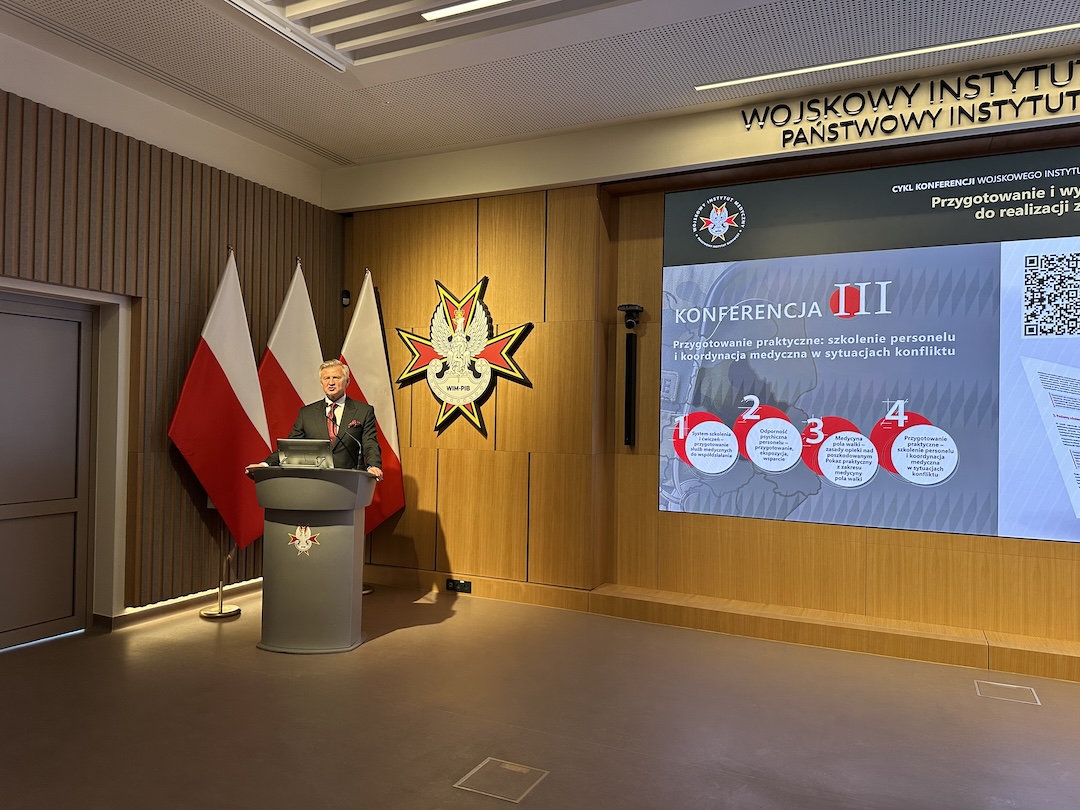 Prelegent przy mównicy.
