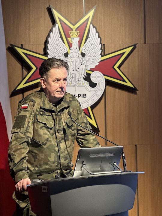 Radosław Tworus przy mównicy.