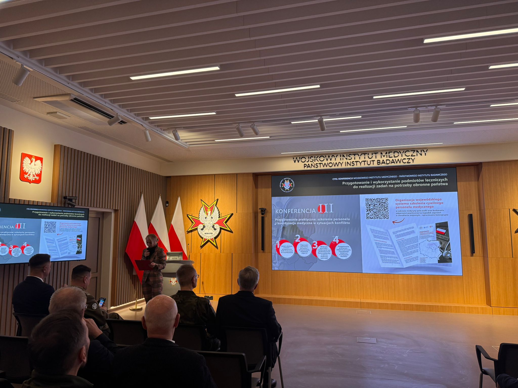 Ujęcie z tyłu auli na uczestników konferencji.