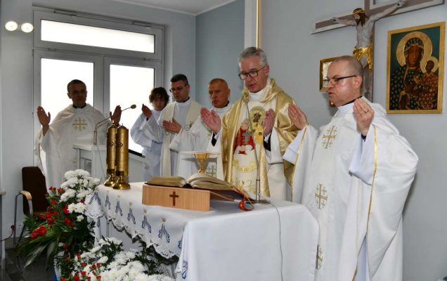 Msza święta w kaplicy szpitalnej. Kapłani i ministranci przy ołtarzu.