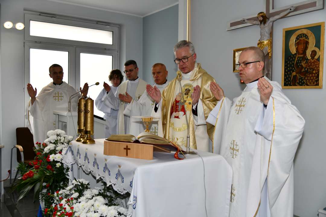 Msza święta w kaplicy szpitalnej. Kapłani i ministranci przy ołtarzu.