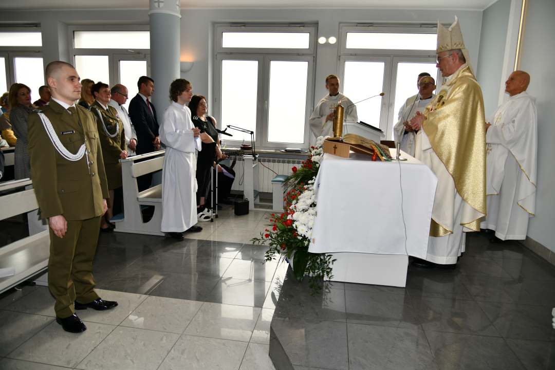 Msza święta w kaplicy szpitalnej. Kapłani i ministranci przy ołtarzu.