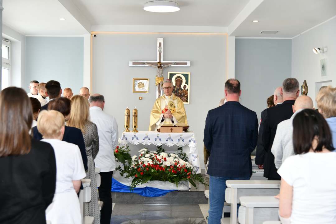 Msza święta w kaplicy szpitalnej. Ujęcie kaplicy z tyłu.