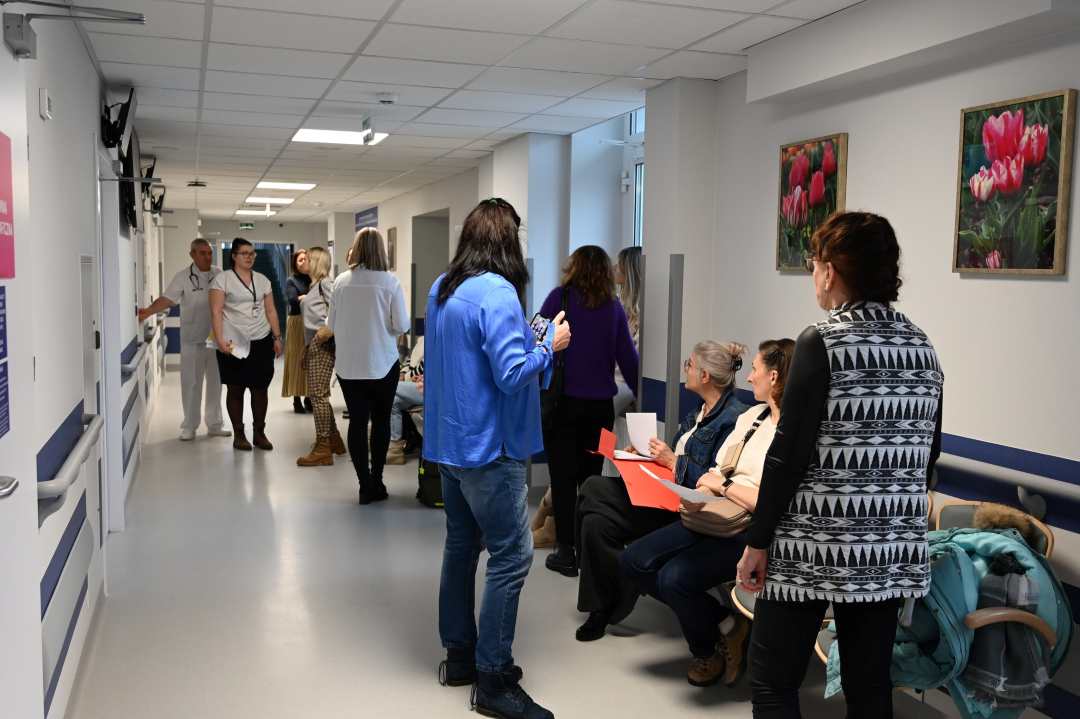 Weteranki na korytarz kliniki Wojskowego Instytutu Medycznego.