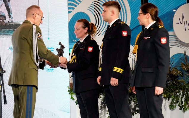 Członkowie Akademii Pożarniczej odbierają statuetkę Animus Fortis z rąk dyrektora WIM.