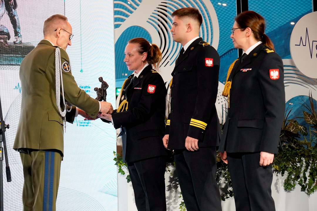 Członkowie Akademii Pożarniczej odbierają statuetkę Animus Fortis z rąk dyrektora WIM.