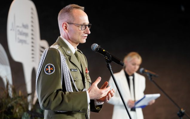 Dyrektor WIM Grzegorz Gielerak przy mikrofonie.