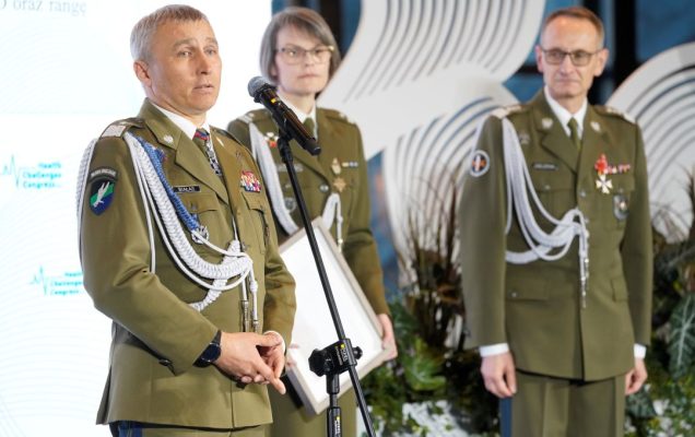 Przedstawiciele Wojsk Specjalnych przy mikrofonie z dyplomem Animus Fortis.