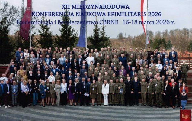 Zdjęcie grupowe uczestników konferencji.