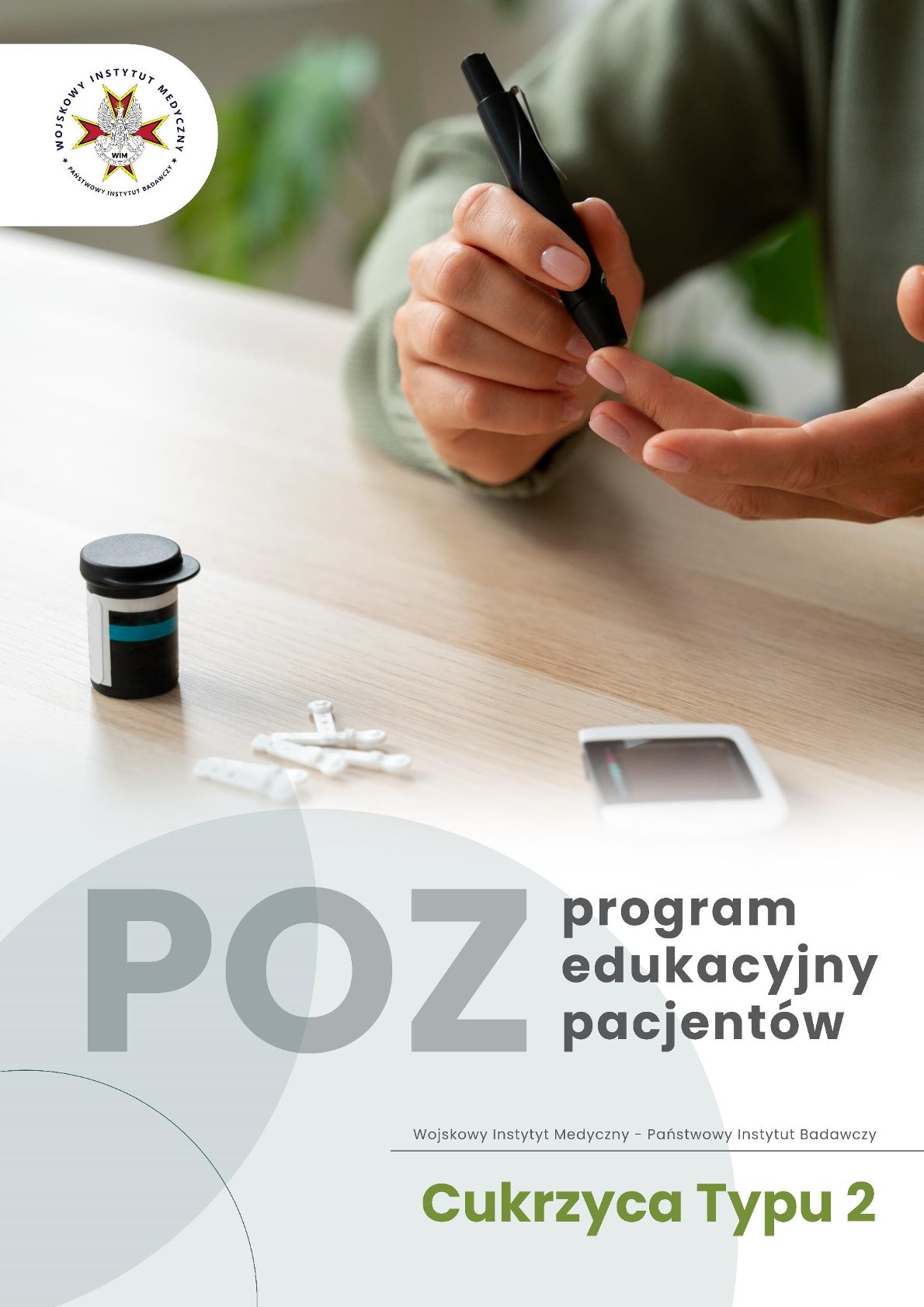 Ujecie dłoni mężczyzny nakłuwającego palec.