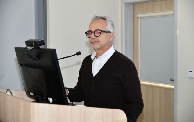 Maciej Gonciarz przy mównicy na sali WIM.