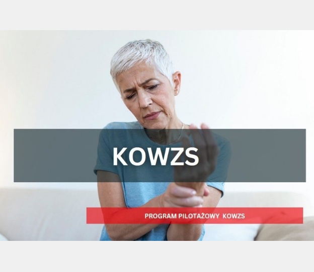 Kobieta z wyrazem cierpienia na twarzy trzyma się za nadgarstek.