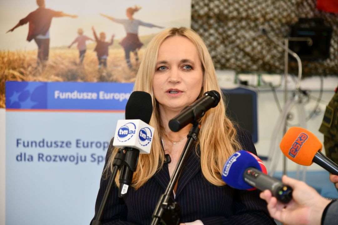 Minister zdrowia Jolanta Sobierańska-Grenda udziela wywiadu dziennikarzom.