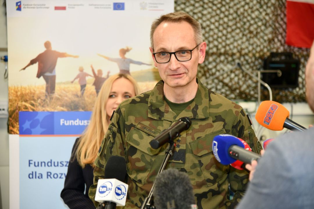 Grzegorz Gielerak udziela wywiadu dziennikarzom.