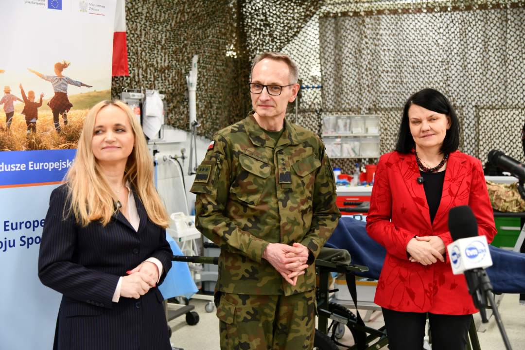 Od lewej: minister zdrowia Jolanta Sobierańska-Grenda, Grzegorz Gielerak, Katarzyna Kacperczyk, wiceminister zdrowia, podczas konferencji udzielają wywiadu.