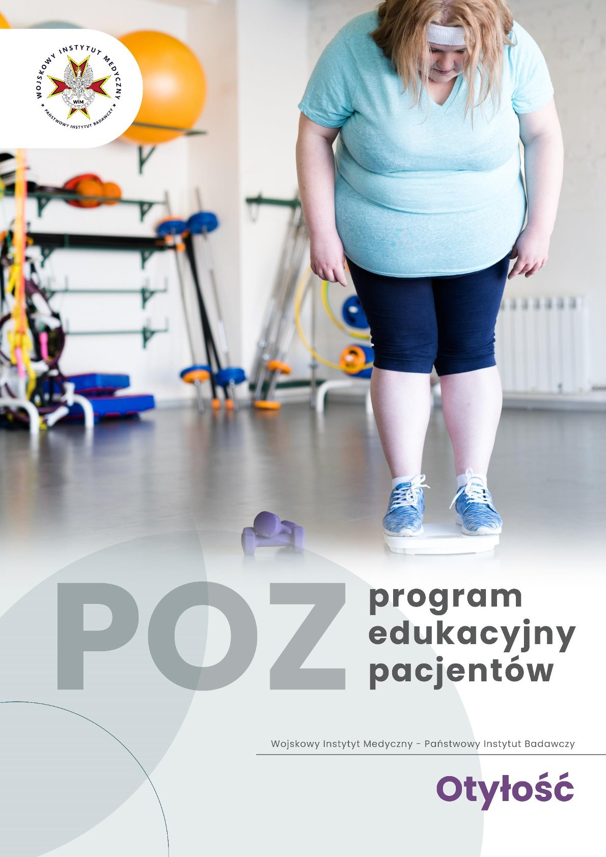 Sala ćwiczeń, otyła kobieta stoi na wadze.