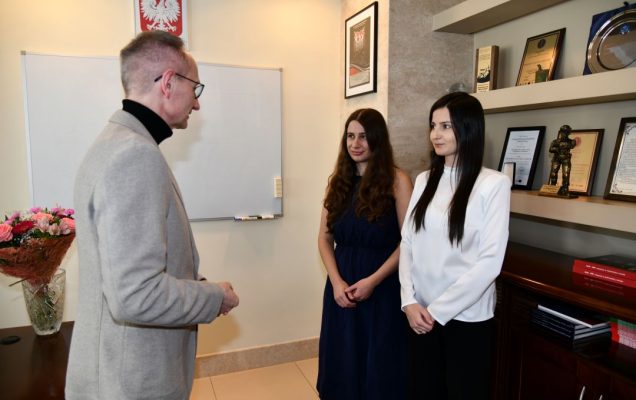 Katarzyna Terlikowska i Dominika Jaskóła-Polkowska odbierają gratulacje od dyrektora WIM.