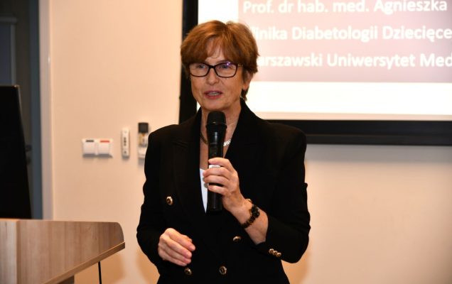 Agnieszka Szypowska z mikrofonem w ręku.