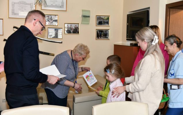 Grzegorz Gielerak i Lidia Wojda odbiera kartki z życzeniami od dzieci.