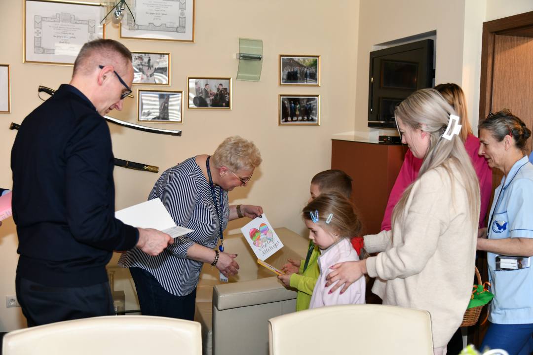 Grzegorz Gielerak i Lidia Wojda odbiera kartki z życzeniami od dzieci.