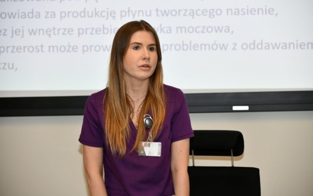Agnieszka Grabińska, za nią na ekranie slajd z prezentacji.