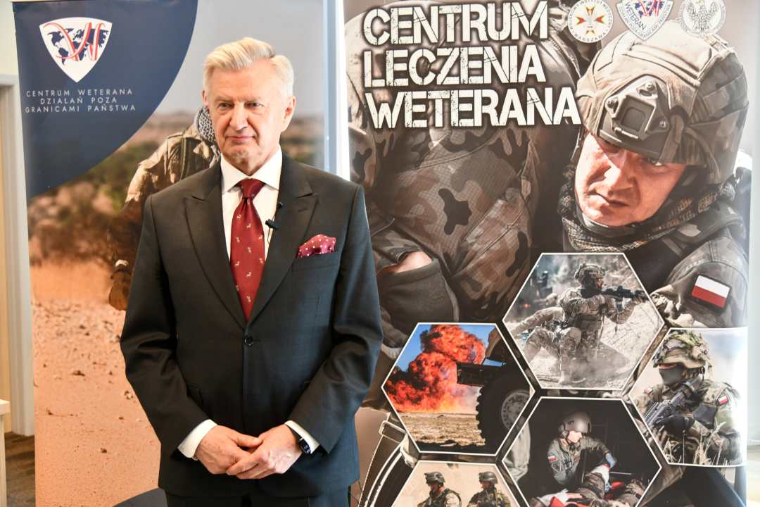 Stanisław Wziątek na tle ścianki Centrum leczenia Weterana.