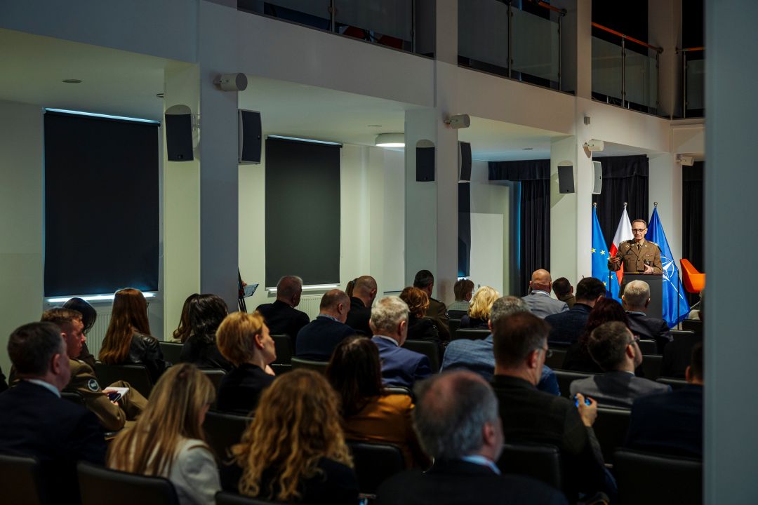 Uczestnicy konferencji siedzący na sali.