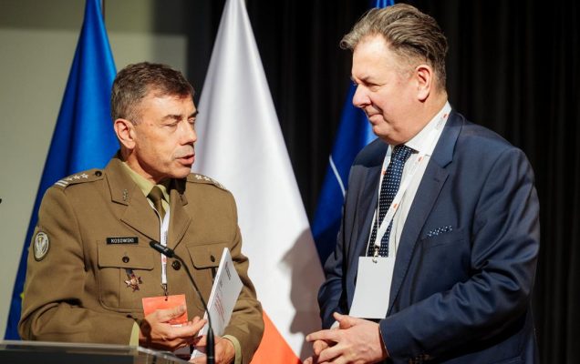 Radosław Tworus i Arkadiusza Kosowski przy mównicy.