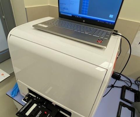 Sprzęt laboratoryjny CZYTNIK PŁYTEK VARIOSCAN w pomieszczeniu laboratoryjnym.