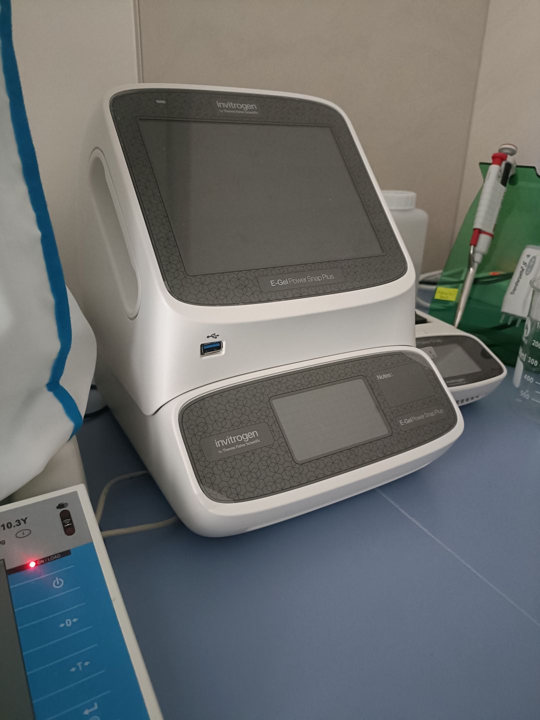 Sprzęt laboratoryjny E-GEL w pomieszczeniu laboratoryjnym.