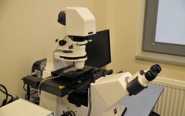 Sprzęt laboratoryjny: Mikroskop w pomieszczeniu LOMTI.