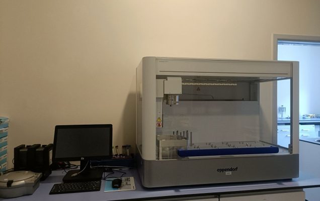 Sprzęt laboratoryjny: STACJA PIPETUJĄCA EPPENDORF w pomieszczeniu LOMTI.