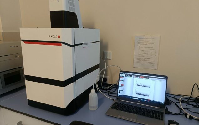 Sprzęt laboratoryjny: UVITEC Cambridge system do obrazowania żeli w pomieszczeniu LOMTI.