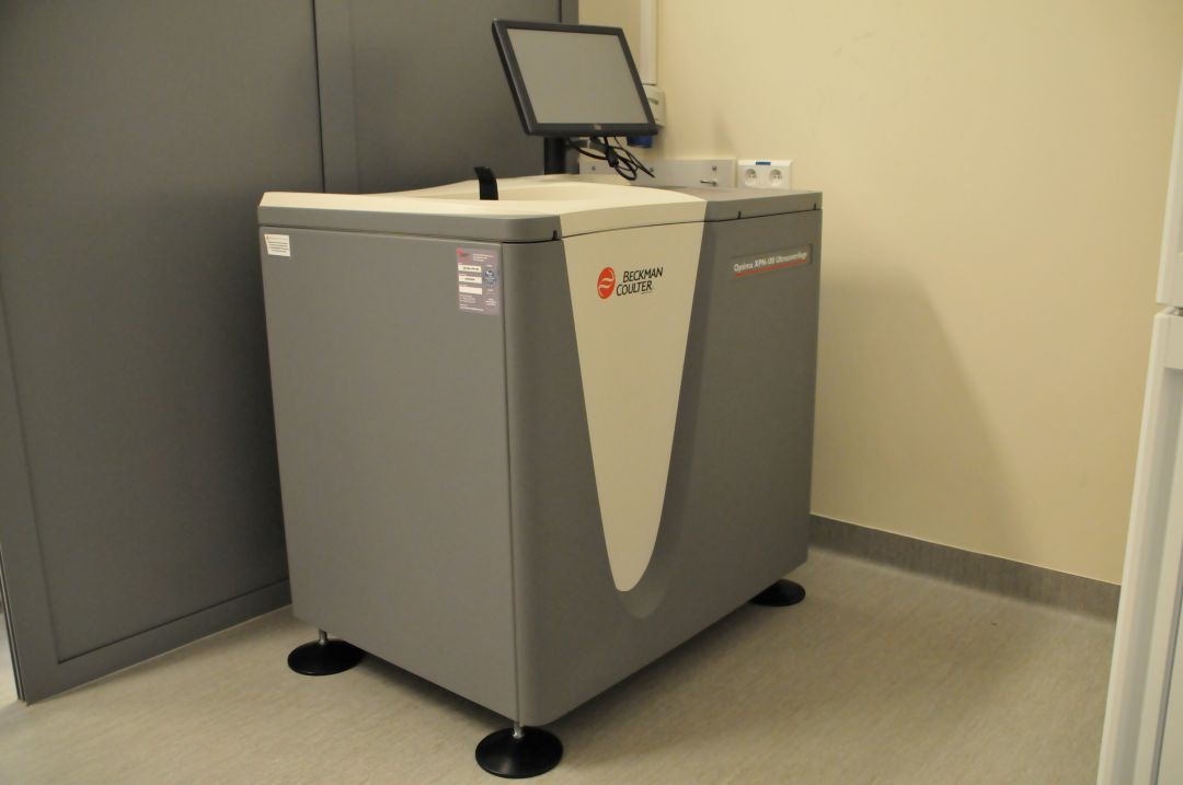 Sprzęt laboratoryjny: Ultrawirówka do prędkości do 800 000x g, Optima XPN-100, Beckman Caulter w pomieszczeniu LOMTI.