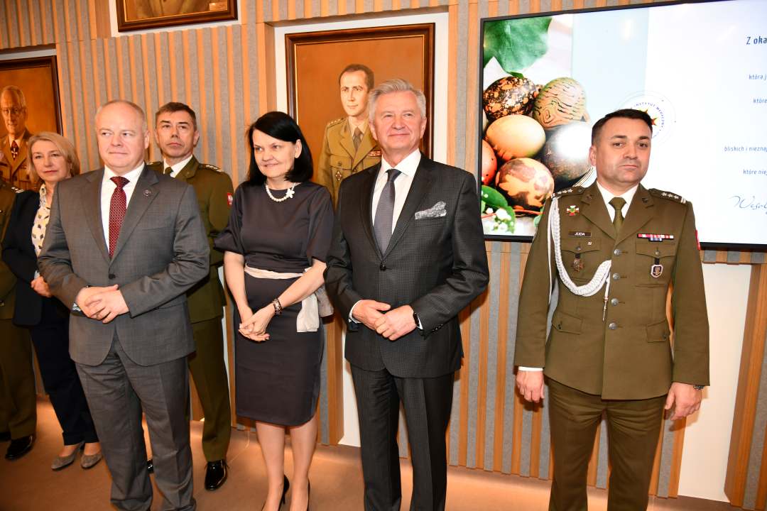 Magdalena Głowa i Stanisław Wziątek wśród gości i pracowników WIM.