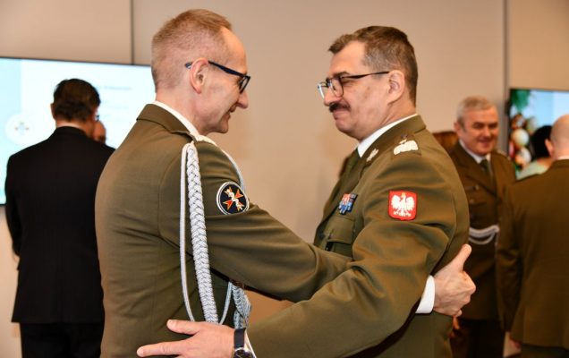 Składanie życzeń. Dyrektor WIM i goście WIM.