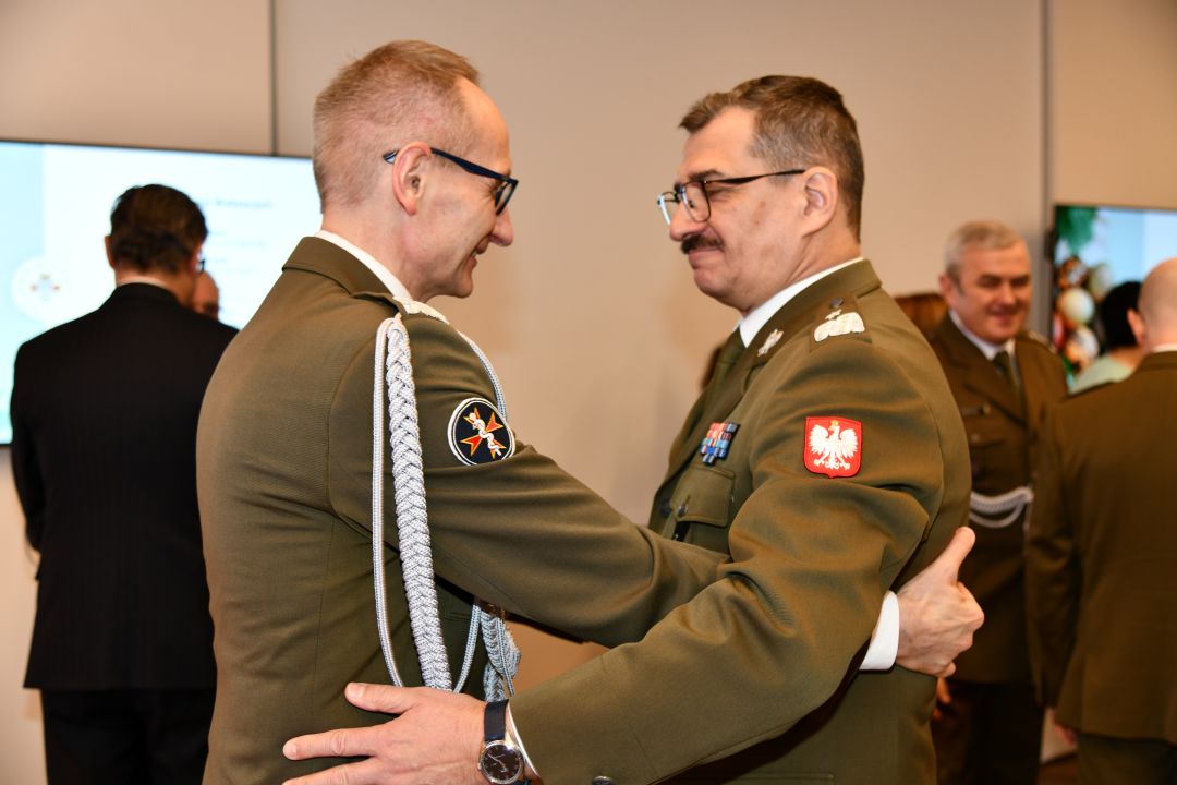Składanie życzeń. Dyrektor WIM i goście WIM.