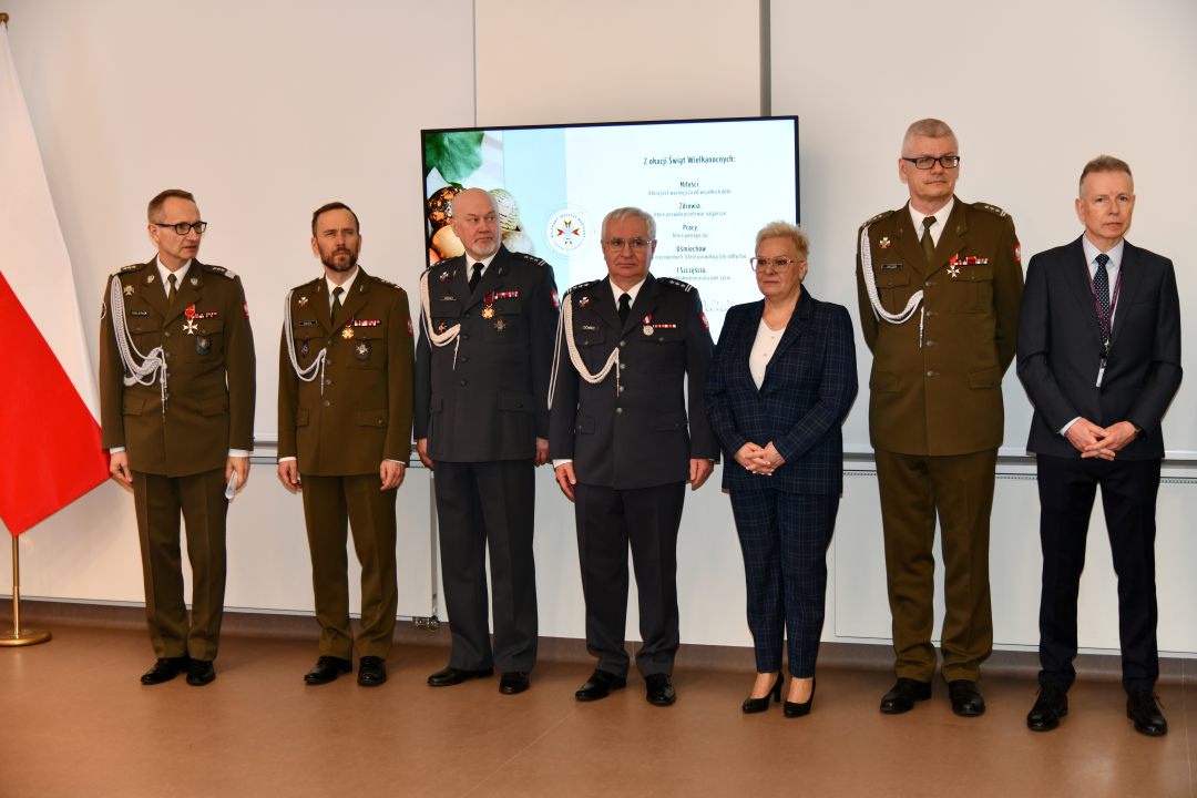 Przedstawiciele dyrekcji WIM stojący na auli podczas uroczystości.