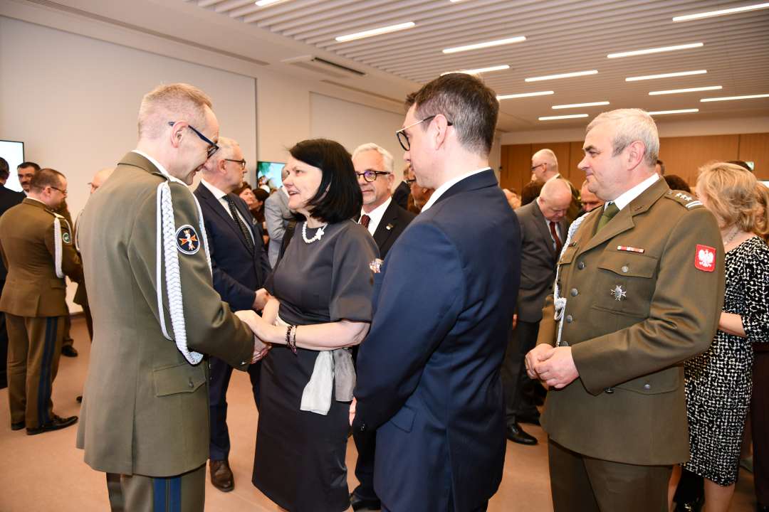 Składanie życzeń. Dyrektor WIM i Magdalena Głowa.