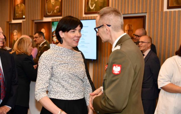 Składanie życzeń. Dyrektor WIM i Justyna Klingemann.