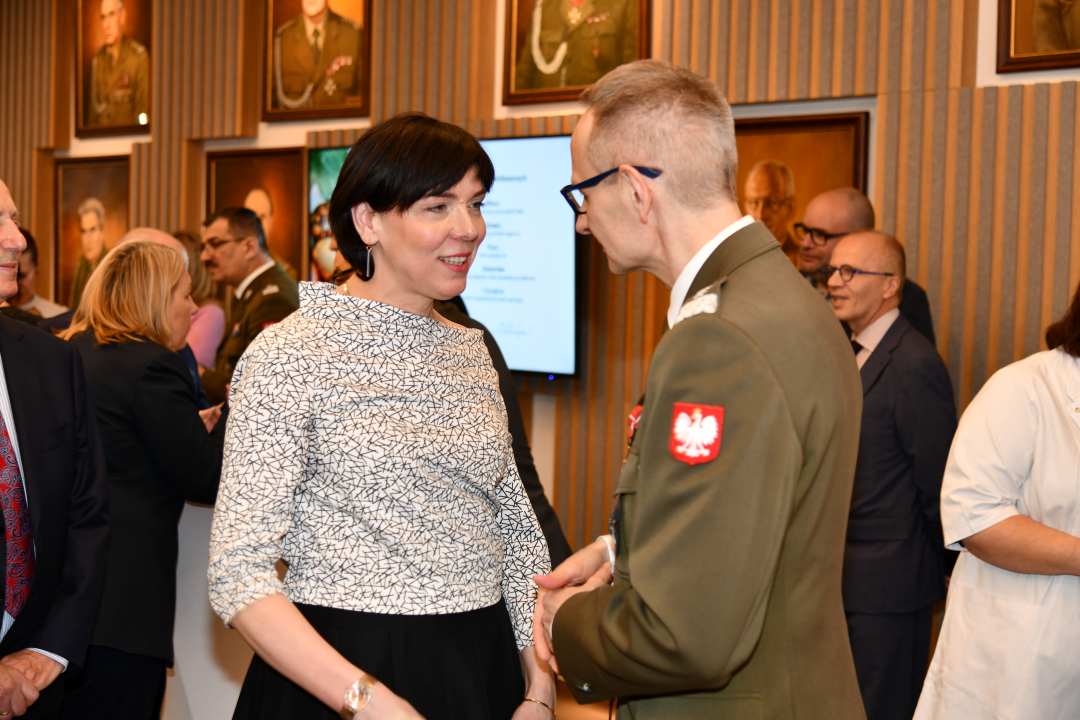 Składanie życzeń. Dyrektor WIM i Justyna Klingemann.