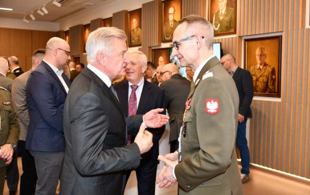 Składanie życzeń. Dyrektor WIM i Stanisław Wziątek.
