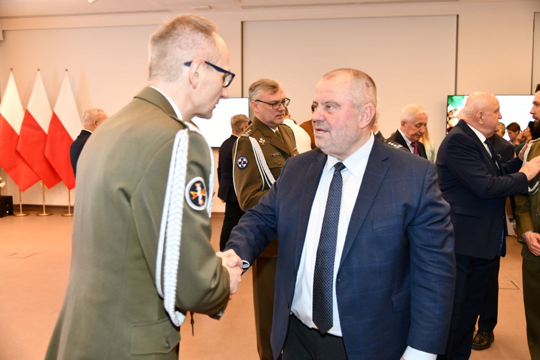 Składanie życzeń. Dyrektor WIM i Alojzy Nowak.