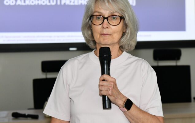 Jagoda Fudała prowadzi wykład, za nią slajd prezentacji.