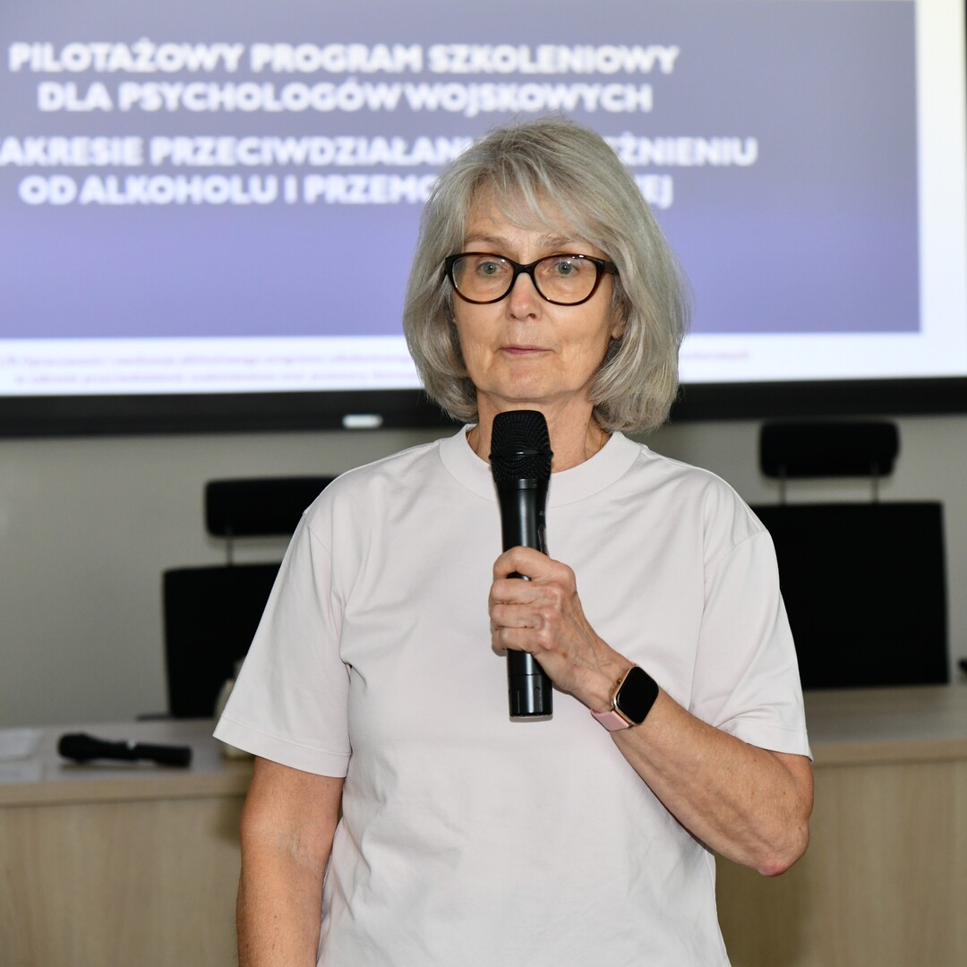 Jagoda Fudała prowadzi wykład, za nią slajd prezentacji.