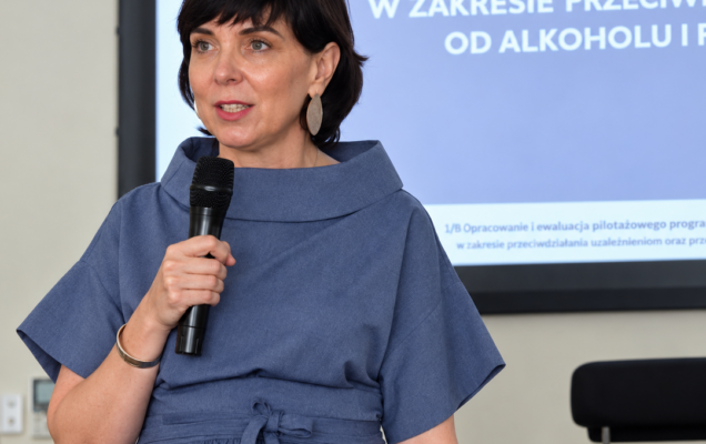 Justyna Klingemann prowadzi wykład, za nią slajd prezentacji.